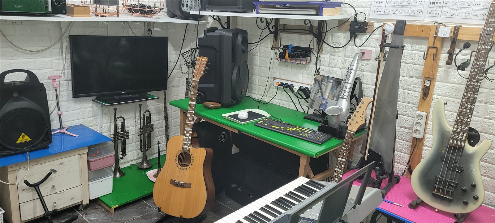 벽면에 걸린 베이스, 일렉기타, 통기타, 트럼펫